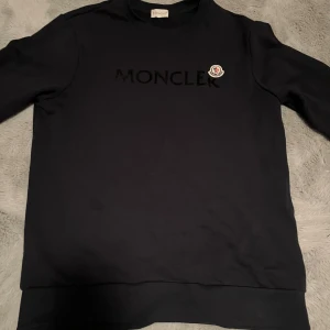 moncler sweatshirt  - fett moncler sweatshirt scan funkar båda på moncler logan och inne i tröjan  snabb köp