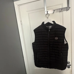 Colmar väst  - Säljer en svart colmar väst storlek 52 passar runt 185. Skicket är som nytt!