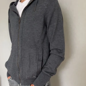 Burberry zip hoodie - Hej! Säljer nu min burberry zip hoodie i merinoull. Den är i riktigt bra skick, inga defekter eller konstig heter. Det är burberry monogram i axlar och i huva. Killen på bilden är 175 cm lång och väger ca 60.