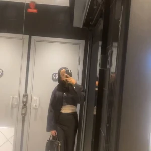 Kjol - Kjolen är ifrån Zara förra veckan, den är silkig tight och bekväm. Den kostade för 500kr men nu är det 119kr hos mig