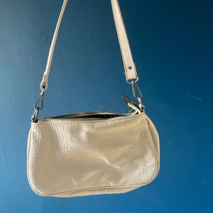 Axelväska - Lite skrynklig från att ha legat i garderoben 