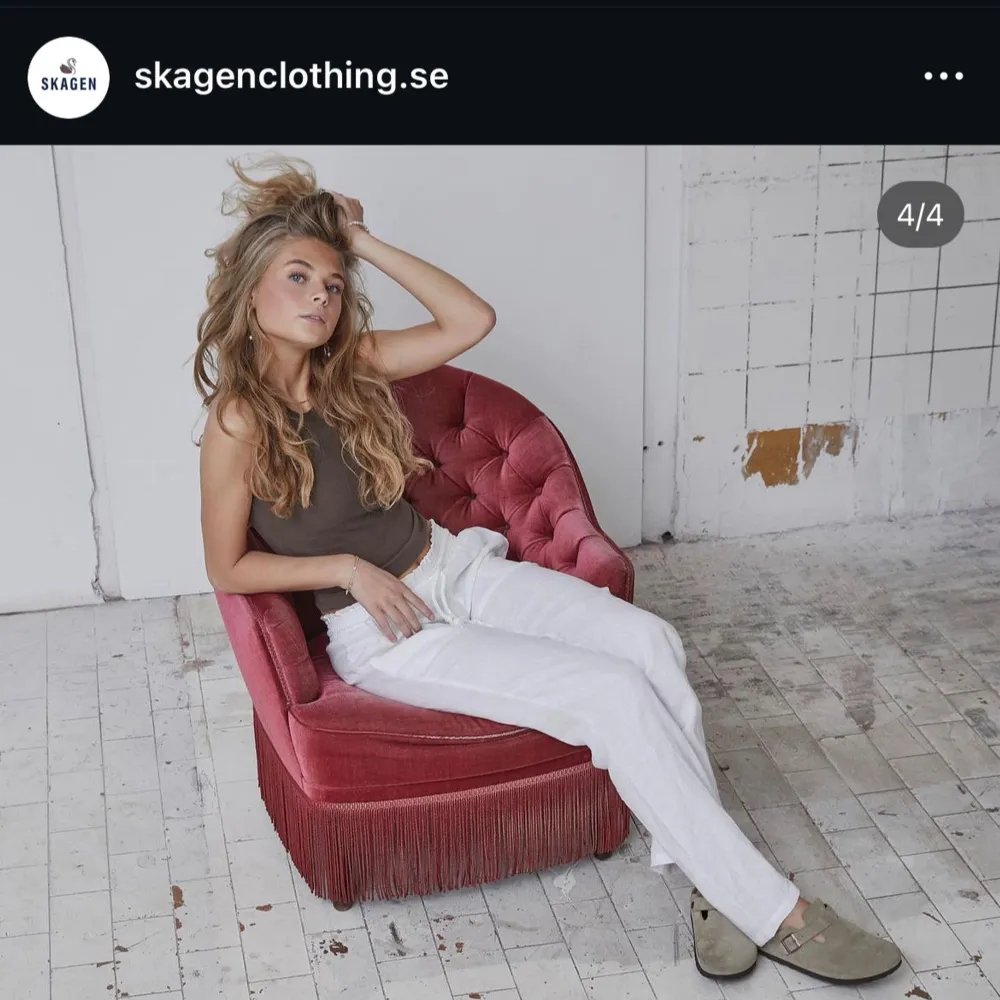 Säljer dessa snygga lågmidjade linnebyxorna från Skagen clothing då de tyvärr blivit för små för mig. Köpta för 799kr, säljer för 200 då det finns tecken på användning vid sömmarna. Annars är de i mycket bra skick.. Jeans & Byxor.