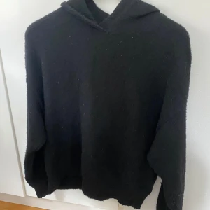 Stickad hoodie - Svart stickad hoodie ifrån Lindex. Otroligt skönt matreal och super snygg!
