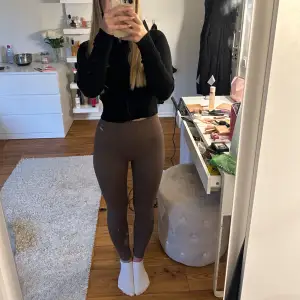 Aimn seamless ribbed tights i färgen macchiato. ALDRIG ANVÄNDA (endast testade) Strl S. Nypris 599🤍Mitt pris 250