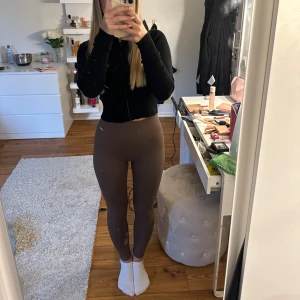 Aimn tights - Aimn seamless ribbed tights i färgen macchiato. ALDRIG ANVÄNDA (endast testade) Strl S. Nypris 599🤍Mitt pris 250