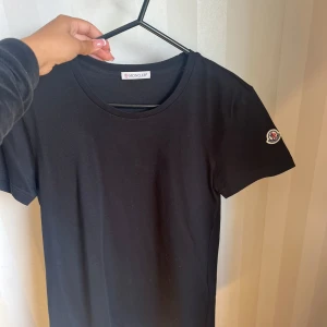 Moncler tshirt - Helt ny i prislapp. Storlek S. Den är köpt på Wakakuu. Garanterar äkthet. Kan kolla upp kvitto om intresse finns🥰