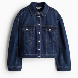 Slutsåld denim jacka/skjorta - Slutsåld denim jacka i nästintill nyskick från H&M! Stl XS  men passar bra för de som bär Stl S. Super snygg att bära som topp🙌 (nypris 450 kr)