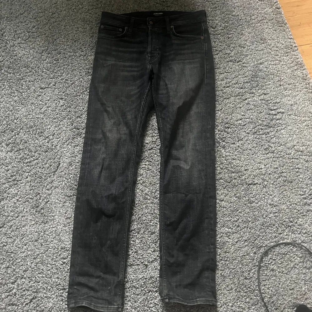 Säljer jack and jones jeans i topp skick. Knappt använda. Nypris 899 mitt pris 500.. Jeans & Byxor.