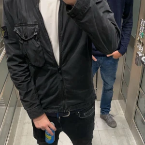 Stone island - Tja, säljer denna feta Stone island overshirten. Den är storlek m och han på bilden är 181 cm lång. Nypris 4000 kr och den är toppen skick, inga större defekter. Har du några funderingar är det bara höra av dig!