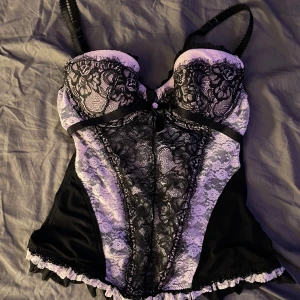 Rosa korsett - Säljer den här skit snygga korsetten pga för liten i storleken😅 75A i bysten med lite push up. Skriv för mått osv😁