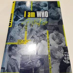 STRAYKIDS I AM WHO KPOP ALBUM - straykids kpop album ’ I am WHO ’ Fungerande Cd och 2 photocards på I.N. Skadad poster på seungmin på slutet, kan köpas med eller utan! :))
