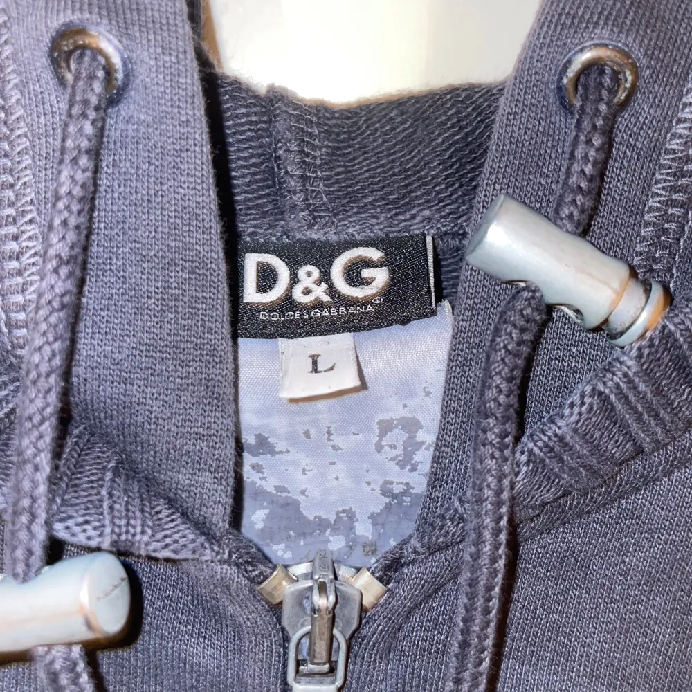 Hej! Säljer en riktigt snygg D&G zip up i väldigt bra skick, inga skador eller liknande. L men passar M Priset är diskutabel Mvh. Hoodies.