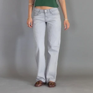 Ljusgrå straight jeans - Helt nya ljusgrå low waist straight jeans, i storlek S, från Din Vintage Shop. Lappar kvar på jeansen och jeansen testade endast en gång.💞 Jag säljer för att dom var för små för mig.  Pris kan vara diskuterbart vid snabb affär!🌟