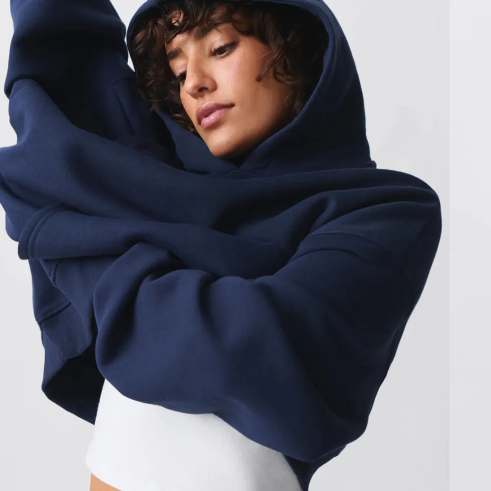 säljer denna snygga hoddie ifrån gina slutsåld, använd några gånger men bra skick💙. Neuletakit & Villapaidat.