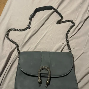 Väska  - Skick bra nästan aldrig använd  Gina tricot 