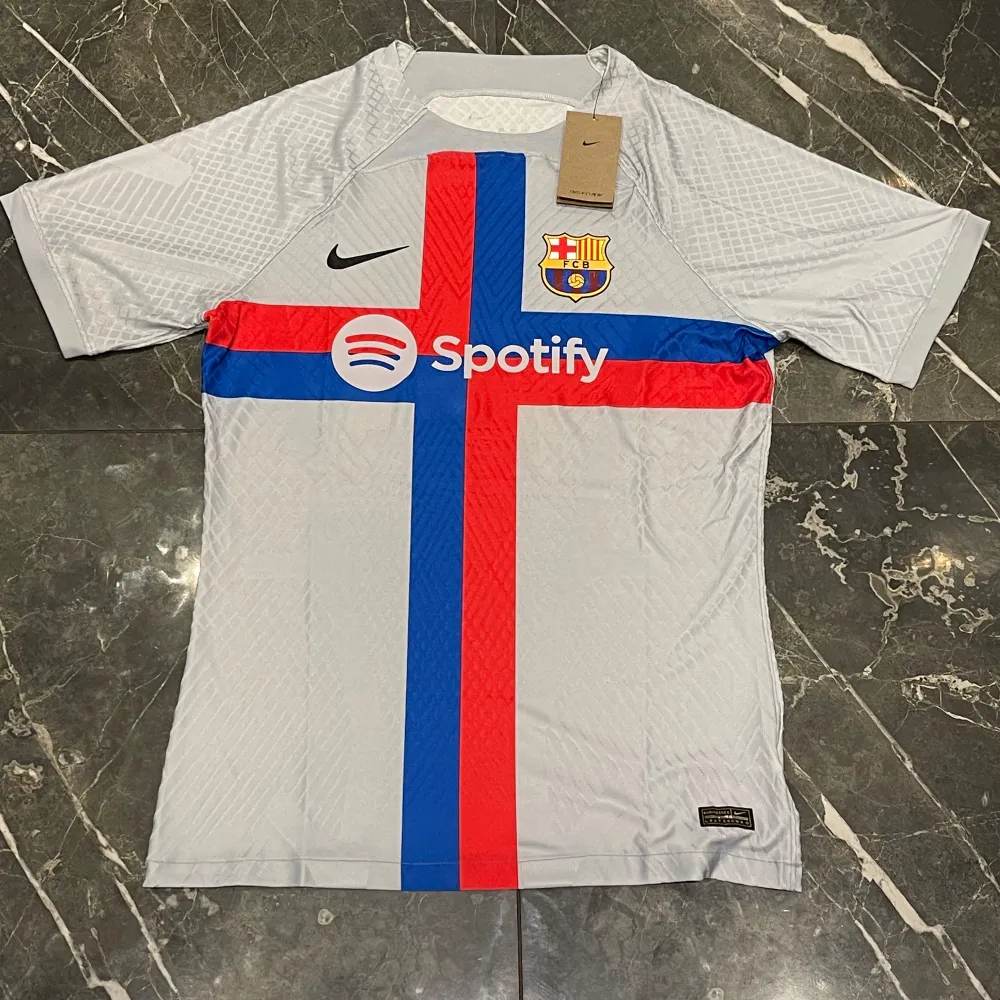 F.C Barcelona tredjeställ 2022/23 Strl: XXL, men passar L/XL Playerversion dvs. Mindre i strl. Ny med tagg på! . T-shirts.