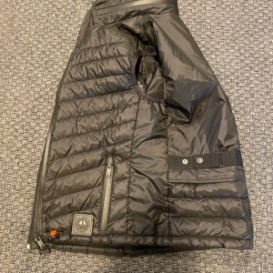 Moose knuckles - Säljer en Moose Knuckles-väst i toppskick, knappt använd och som ny. Perfekt för både varma och kalla höstdagar. Nypris 2800 kr.  Säljes då jag inte längre har behov av den. Vid intresse, hör av dig!  Bra pris vid snabb affär ! Skriv för fler bilder 
