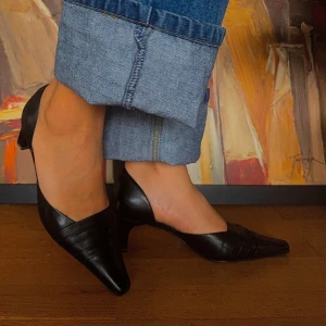 Svarta pumps från Caprice - Säljer ett par eleganta svarta pumps från Caprice. De har en spetsig tå och en låg klack, vilket gör dem både stiliga och bekväma. Perfekta för både vardag och fest!