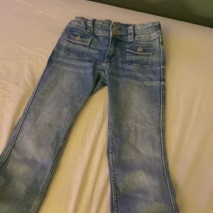 Bootcut jeans storlek 152 - Jättefina low waist bootcut jeans i färgen blå och storlek 152, köpta på H&M och kostade 279 nya. Bra skick och skriv till mig för frågor❤️