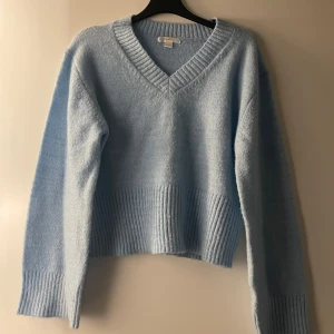 Stickad tröja - Säljer en stickad tröja. Inte använd så i nytt skick. Säljs för 250kr.