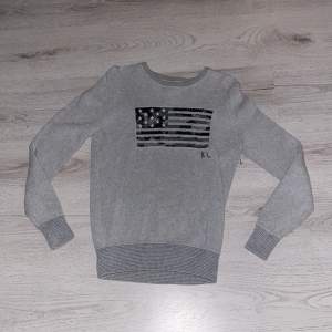 En fet grå polo Ralph Laurent sweatshirt, skick 10/10 inga skador alls, det står L jag vet men det är i barn storlek men tycker att den ska vara som xs passar perfekt om man är 175-180, hör av er vid fler frågor 