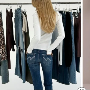 Nelly jeans - Säljer dessa oanvända och slutsålda low waist bootcut jeansen från Nelly! Storlek 34, det är mina bilder! (Har kvar Nelly förpackningen så jeansen packas i den) 