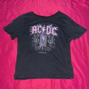 Cool AC/DC tröja - Helt okej skick. Den har två fläckar på framsidan.