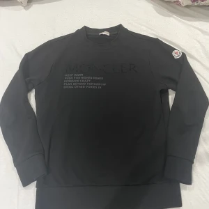 Moncler tröja - (LÄGG BUD)Hej säljer denna långarmade moncler tröja perfekt för vintern☃️⭐️, självklart äkta köpt på NK för cirka 4000kr, har ej kvitto därför säljer jag den för så billigt. Den är inte min stil och bara legat i garderoben, använd 1 gång.