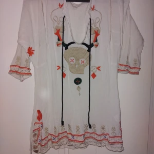 Blus - Broderad blus, oanvänd. Stl s. 46kr i frakt.