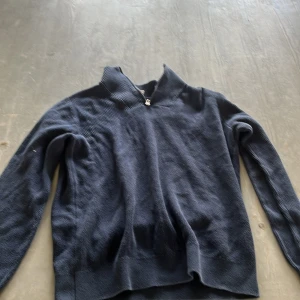 Half zip - Säljer denna half zipen från Kappahl. Den är knappt använd och den är i bra skick. Hör gärna av er vid fler frågor.