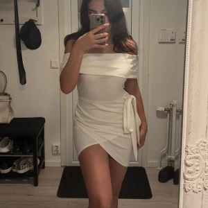 Vit klänning  - En oanvänd klänning i bra skick!!!!