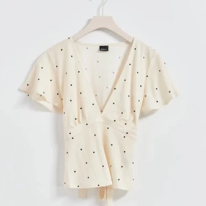 Prickig knyt topp - Säljer en superfin prickig beige topp från Ginatricot. Perfekt för både vardag och fest💞 nyskick! Köpt för 279kr