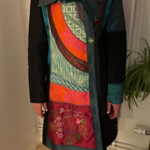 Desigual kappa - En jätte snygg desigual kappa, endast använd en gång i storlek 42 men passar som en 38;a💞