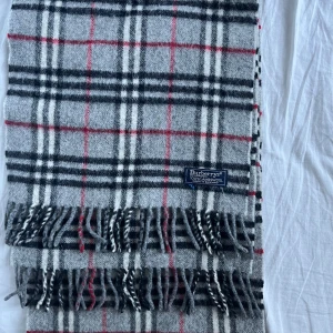 Burberry Halsduk - Burberry Halsduk, köpt på merchsweden. Gammal modell men fint skick.