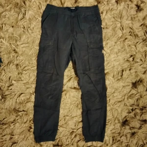 Blåa cargos - Blåa cargos, är använda och har tappat färg. Skriv vid fler frågor.