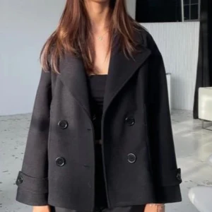 design by si kappa - Populära kappan från designbysi, jöttefin och skön nu till hösten!🤗 använt fåtal gånger men i bra skick!💕💕 orginal pris: 757kr