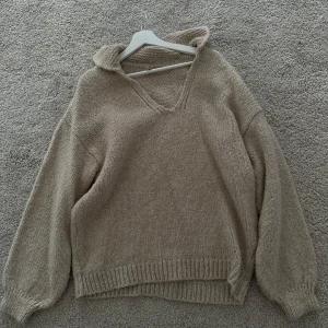 Stickad tröja  - Beige stickad tröja med krage från Nelly🤍🤎