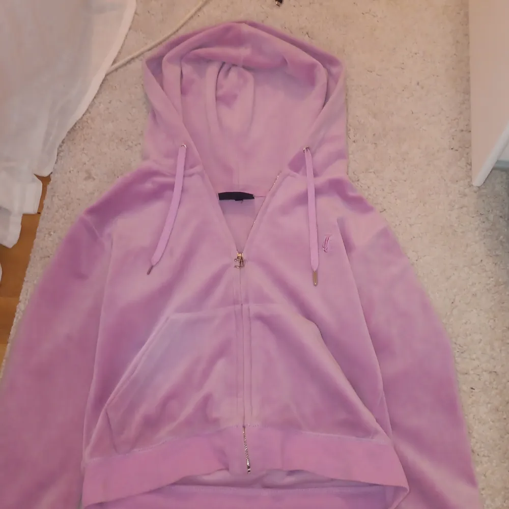 Säljer en supermjuk och snygg lila/rosa hoodie från Juicy Couture. Den har en dragkedja framtill och en broderad logga på bröstet. Perfekt för en chill dag eller när du vill vara bekväm men ändå se stylish ut. 💜. Tröjor & Koftor.