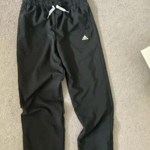 Adidas träningsbyxor  - Strl: se bilden  Svarta träningsbyxor som är perfekt luftiga att köra sport/ löpning i!