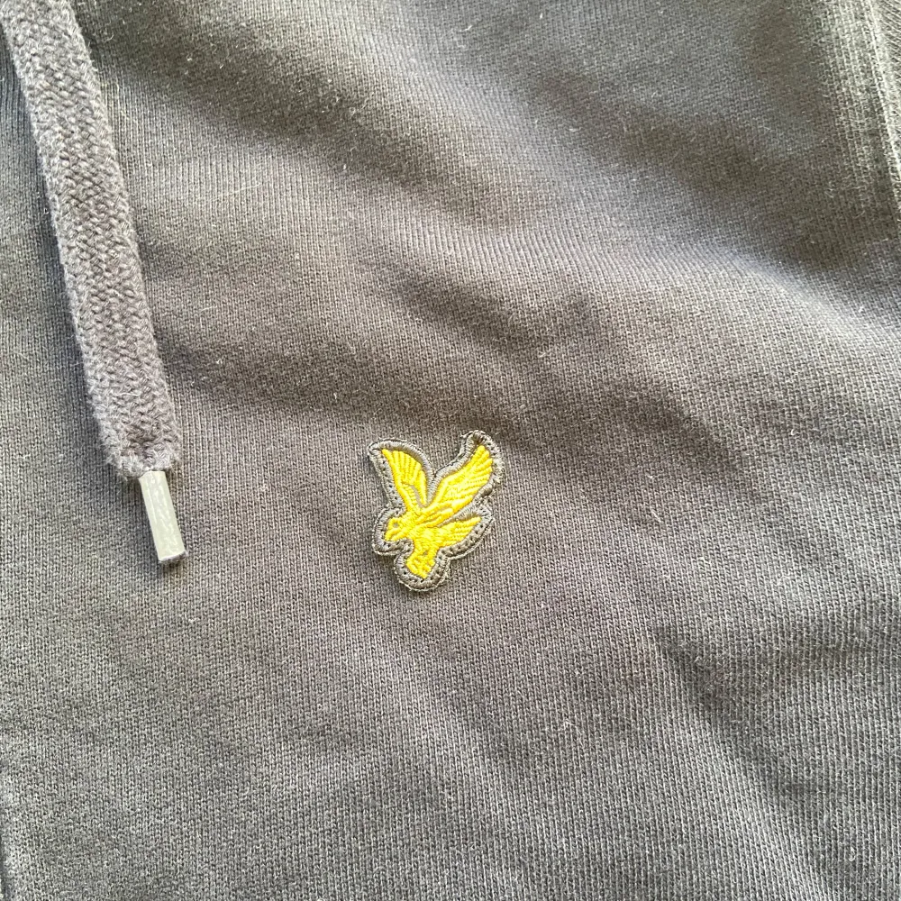 Lyle & Scott zip up, bra skick men litet tecken på miss färging på magen men inget man märker till mer bara ögat. Storlekt S men rekommenderar till XS då den är liten i storlek. Orginalpris 899. Hoodies.