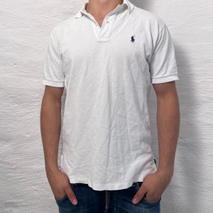 Vit kortärmad pikétröja från Ralph Lauren - Ralph lauren pike storlek m i okej skick!