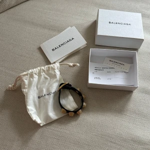 Armband från Balenciaga  - Armband med nitar från Balenciaga. Använd fåtal gånger men det förekommer viss slitage på remmen, se sista bild, annars i jättefint skick!