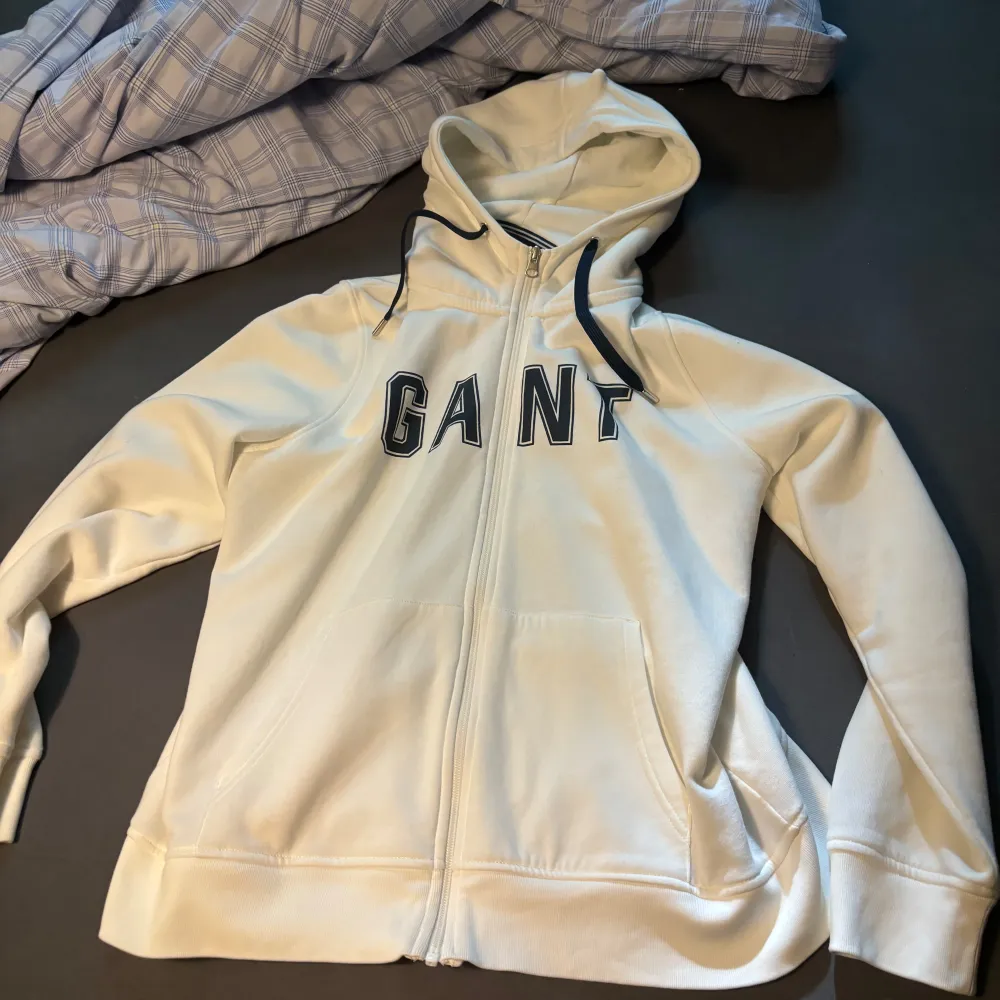 Säljer nu en vit zipp Hoddie som jag inte använder där den va för liten och inte kunde lämna tillbaka den är helt ny testad 1 gång . Hoodies.