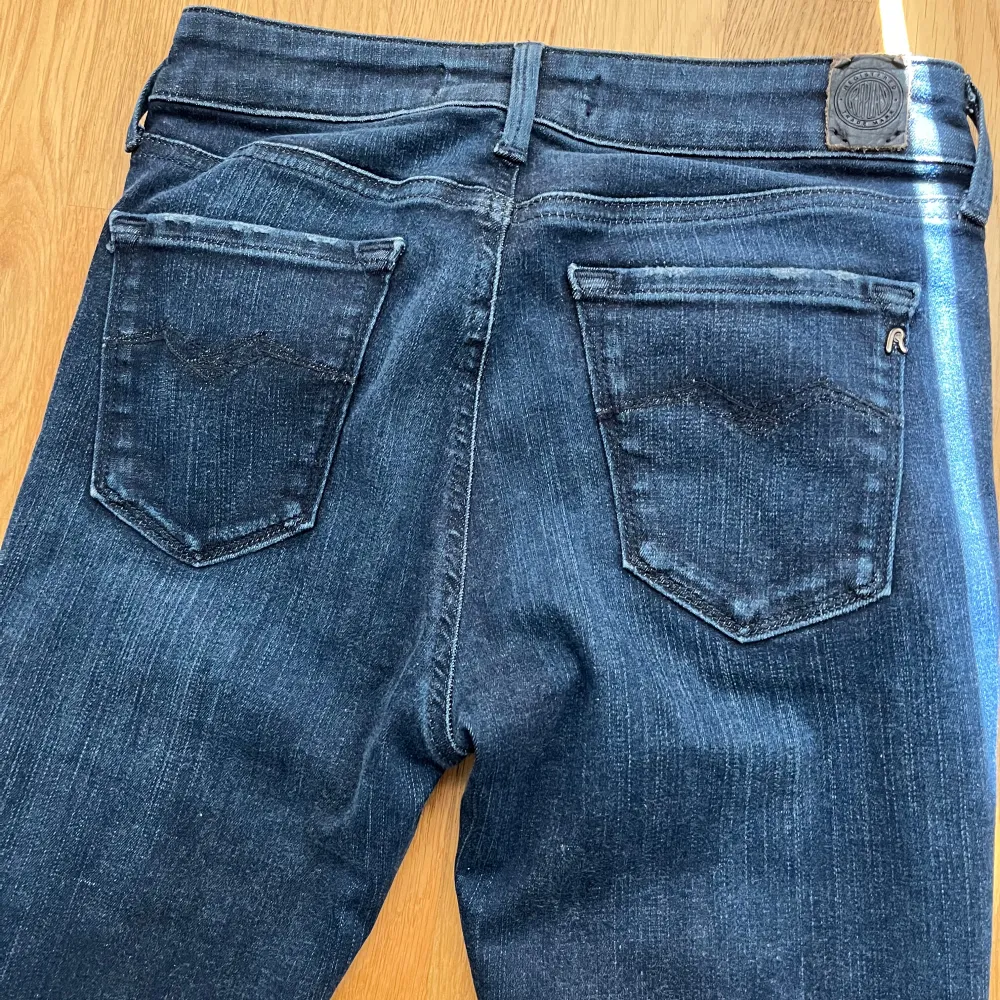 Säljer dessa sjukt snygga snygga replay jeans med en najs slitning! Jeansen är helt nya aldrig använda och nypriset ligger runt 1599kr mitt pris är 550kr! Passar dig som e 160-170 beroende på hur du vill att dom ska sitta!  ///LC💸. Jeans & Byxor.