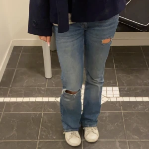 Flare jeans  - Säljer dessa snygga jeans med hål i som är i bra skick!❤️