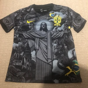 Brasilien tröja  - Brasilien i nyskick. En väldigt snygg och unik tröja. Den är väldigt eftertraktad. Den är aldrig använd, endast testad. Jag säljer då den är för stor och inte säker på jag komma växa in mig i den. 