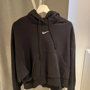 Nike hoodie - Svart nike basic hoodie, helt oanvänt i storlek xs men är väldigt oversized. Skriv privat för fler bilder. 
