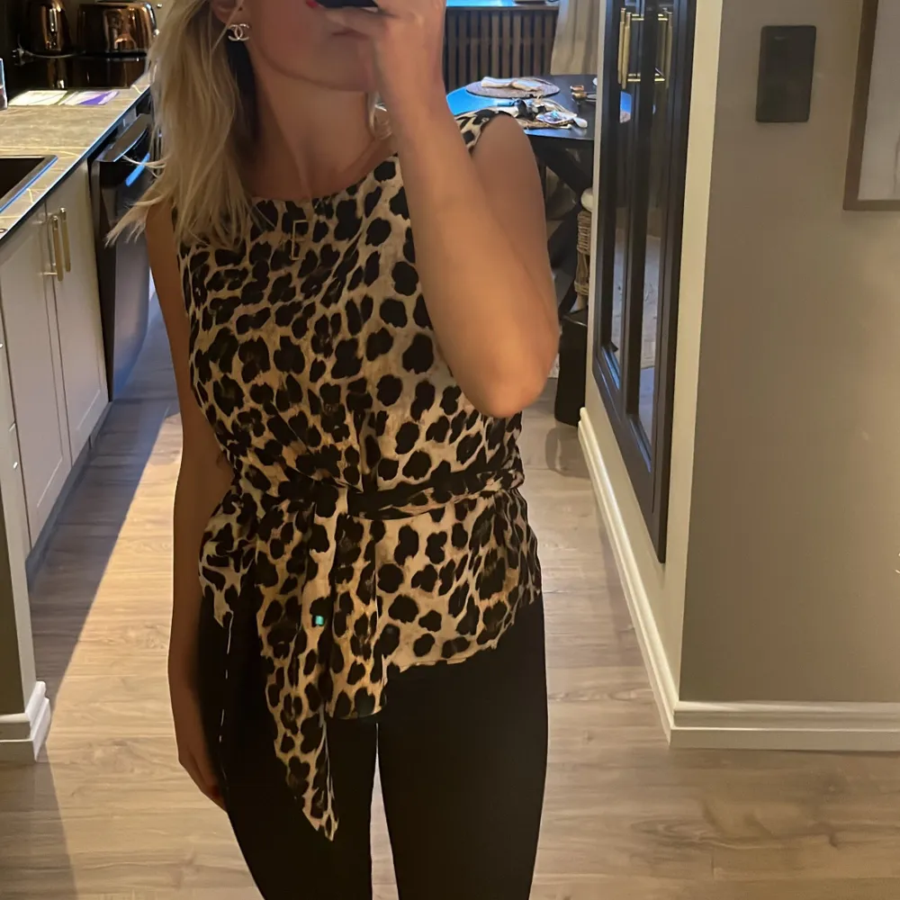 Så söt leopard topp från zara, storlek L för att få den mer pösig. Passar mig som är S vanligtvis . Toppar.