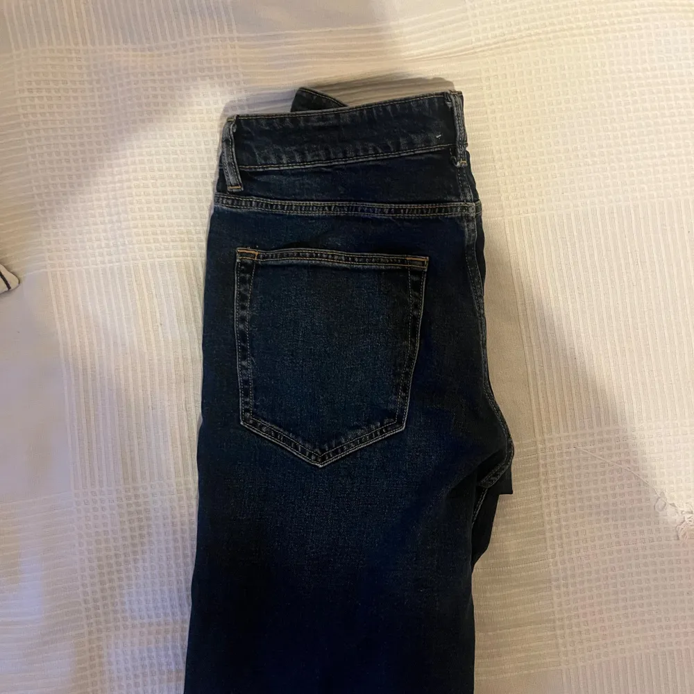 Mörkblåa jeans Regular fit i storlek W28 L32. . Jeans & Byxor.