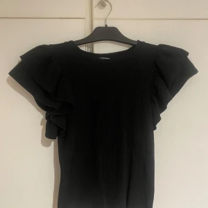 Svart Zara topp - Svart Zara topp. Storlek S men passar även XS. Bra skick skulle jag säga. 